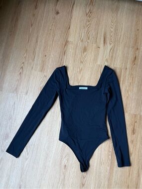Aritzia babaton long sleeve bodysuit